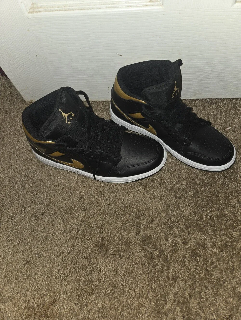 New Nike Air Jordan 1 Mid Size 9 Men Style DQ8426-071 Black White Mettalic Gold